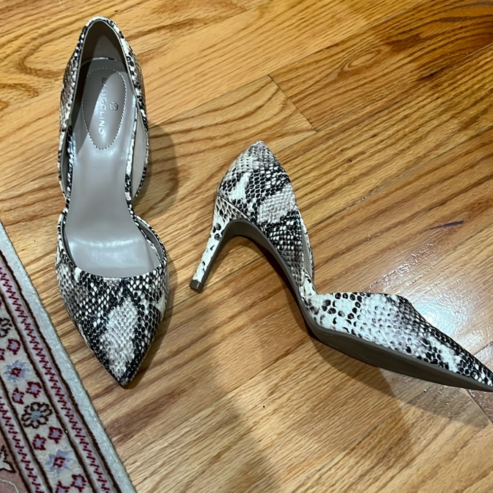 Bandolino snake effect shoes. US 8.5